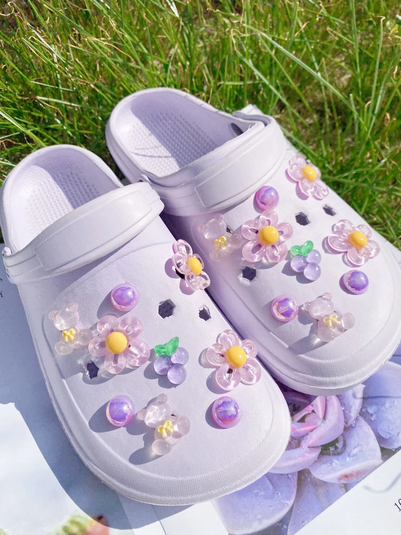 18 purple flowers bear grapes, ABS pearls DIY detachable shoe accessories, suitable for women sandals, slippers, beach bag multi