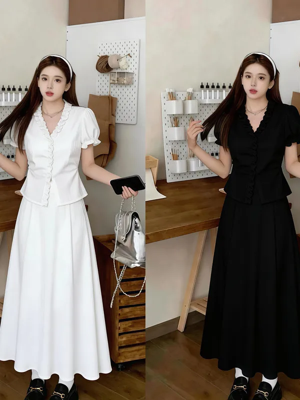 

Элегантный летний комплект из двух предметов для полных женщин: топ с V-образным вырезом и коротким рукавом и юбка с высокой талией