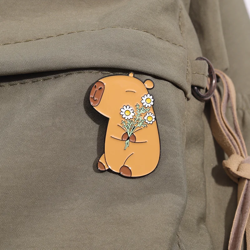 Broche de metal con forma de Kapibala, accesorio creativo y divertido de dibujos animados de animales, Linda mochila capybara, insignia de aleación