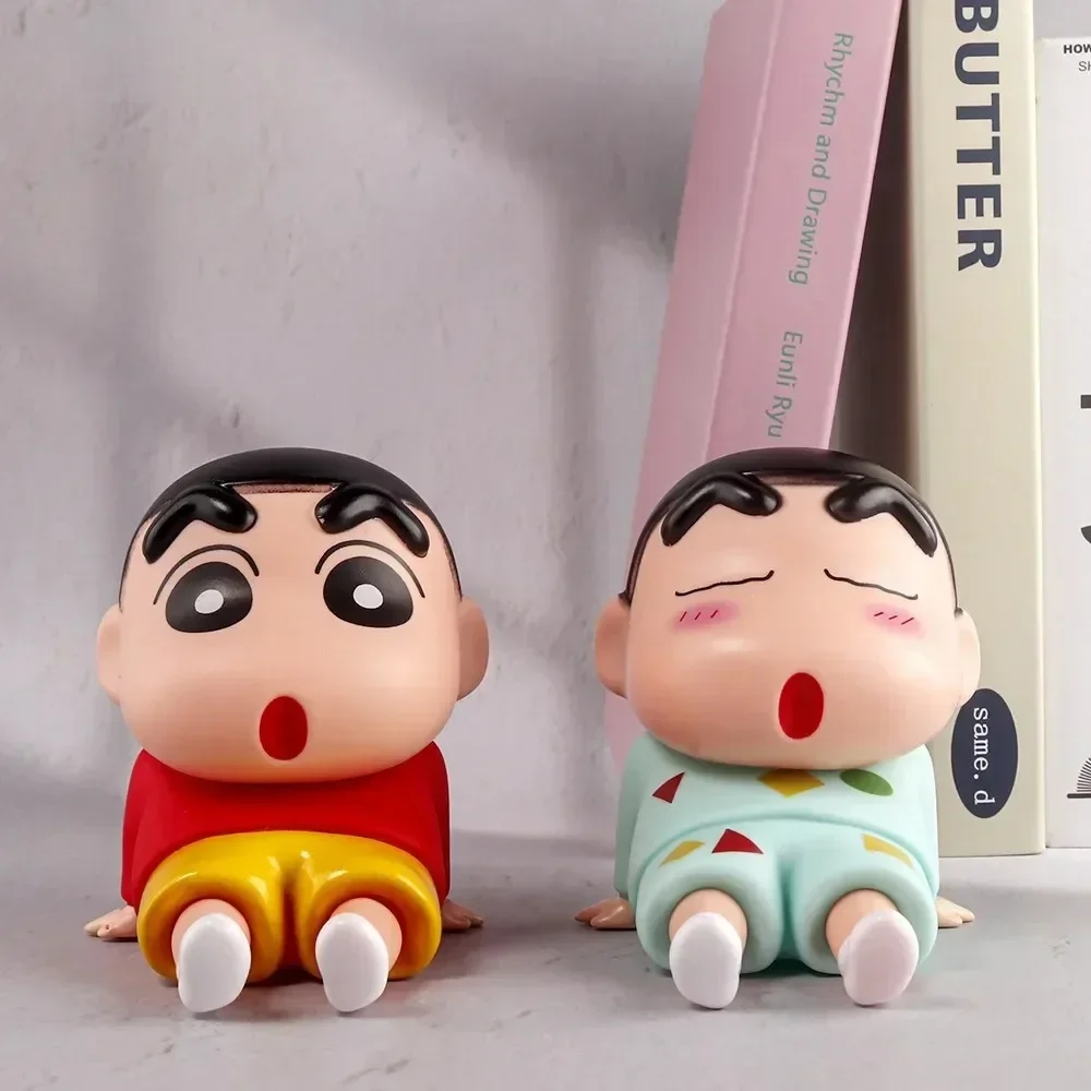 Assistir tv suporte do telefone bonito dos desenhos animados anime shin chan estatueta suporte do telefone móvel kawaii ornamento mesa decoração brinquedos presentes