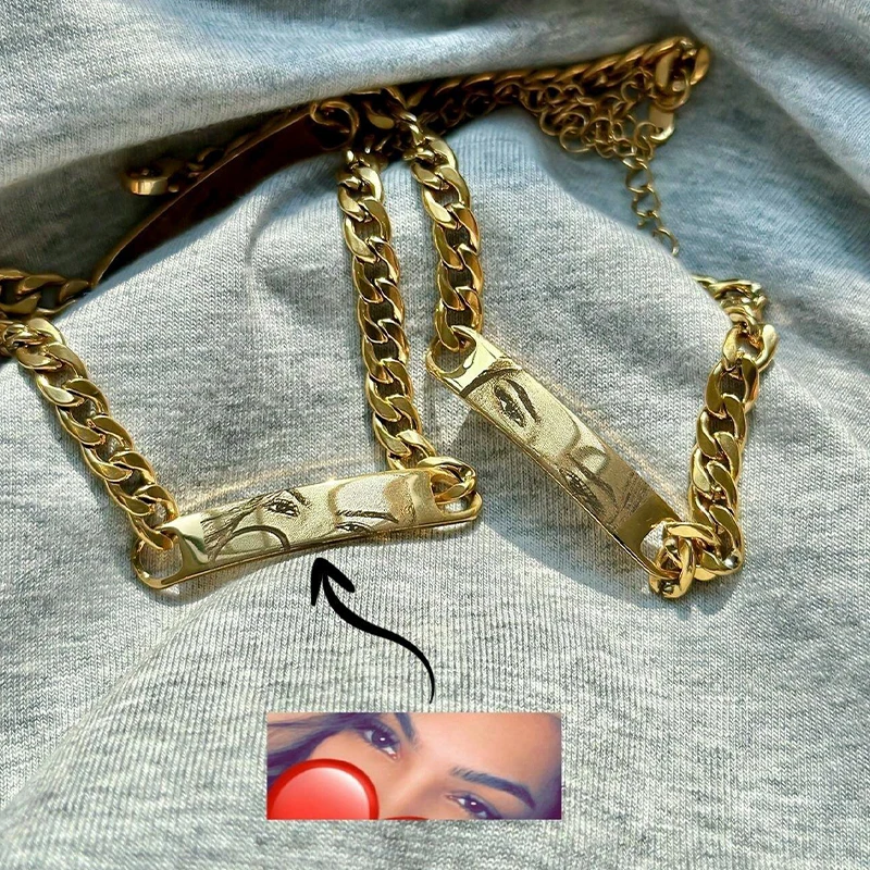 ภาพที่กําหนดเองแกะสลักสร้อยข้อมือคู่ส่วนบุคคลเลเซอร์แกะสลักภาพสแตนเลสสตีลเครื่องประดับของขวัญคู่