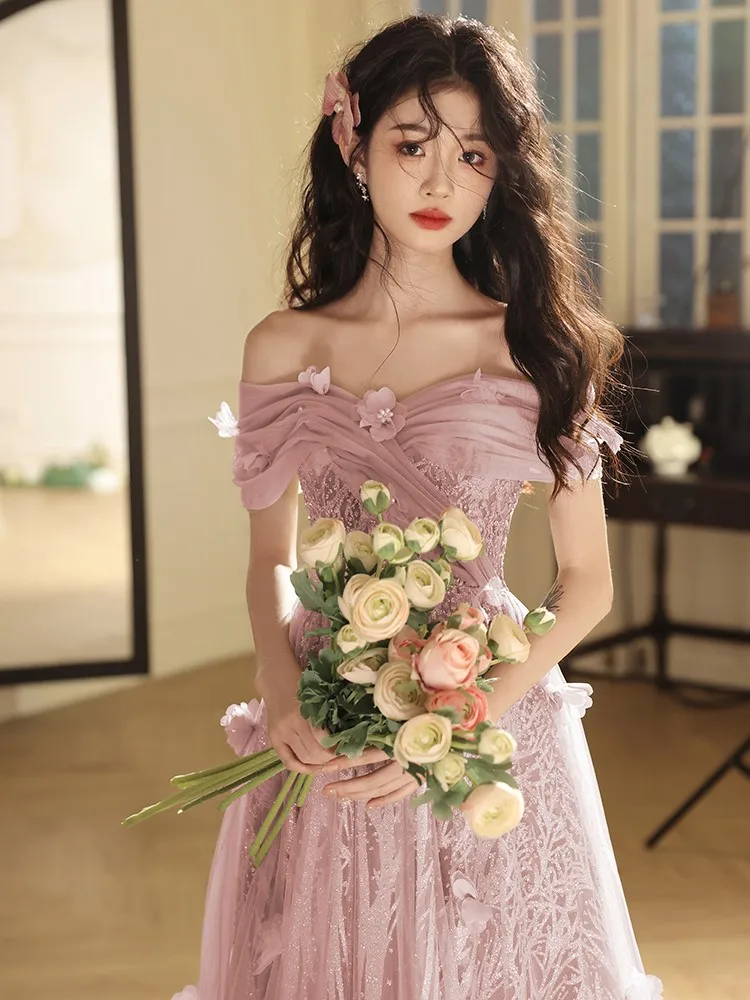 

A new pink light luxury and niche one-shoulder dress for art examination performance hosts