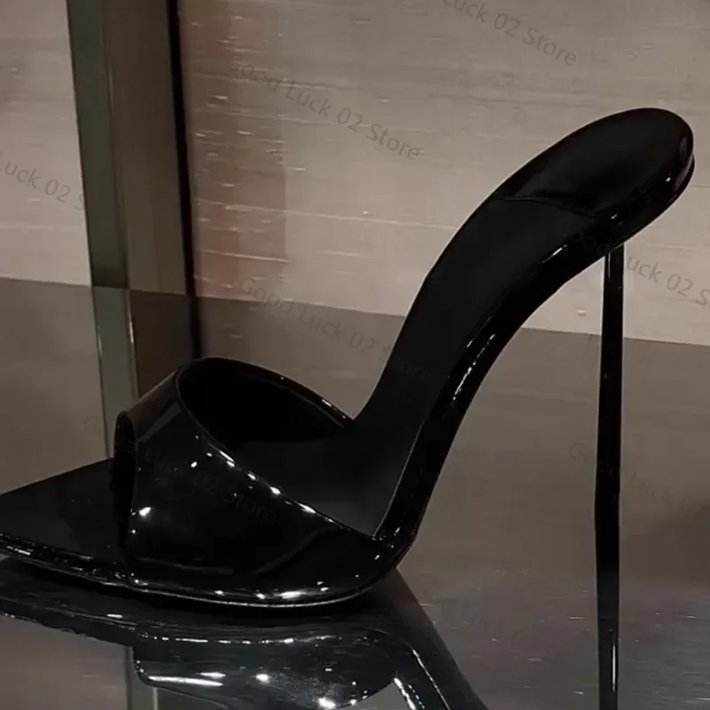 2025, Sommer-High-Heels mit offenem Absatz, neues Lackleder, flach, sexy und modisch, schmale Absätze, spitze Zehensandalen für Damen
