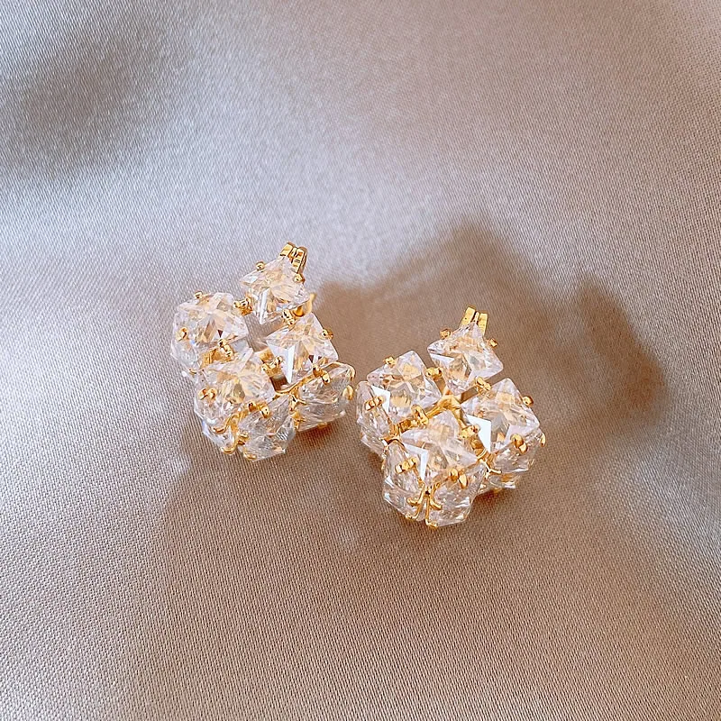 2024 French new design fashion jewelry silver color luxury zircon square earrings elegant women\'s evening party accessories