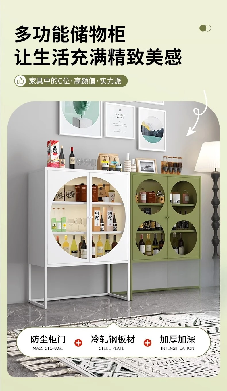 خزانة مشروبات فاخرة من الحديد المطاوع بإضاءة نورديك، وخزانة جانبية لتناول الطعام على الحائط، وعرض باب زجاجي لغرفة المعيشة