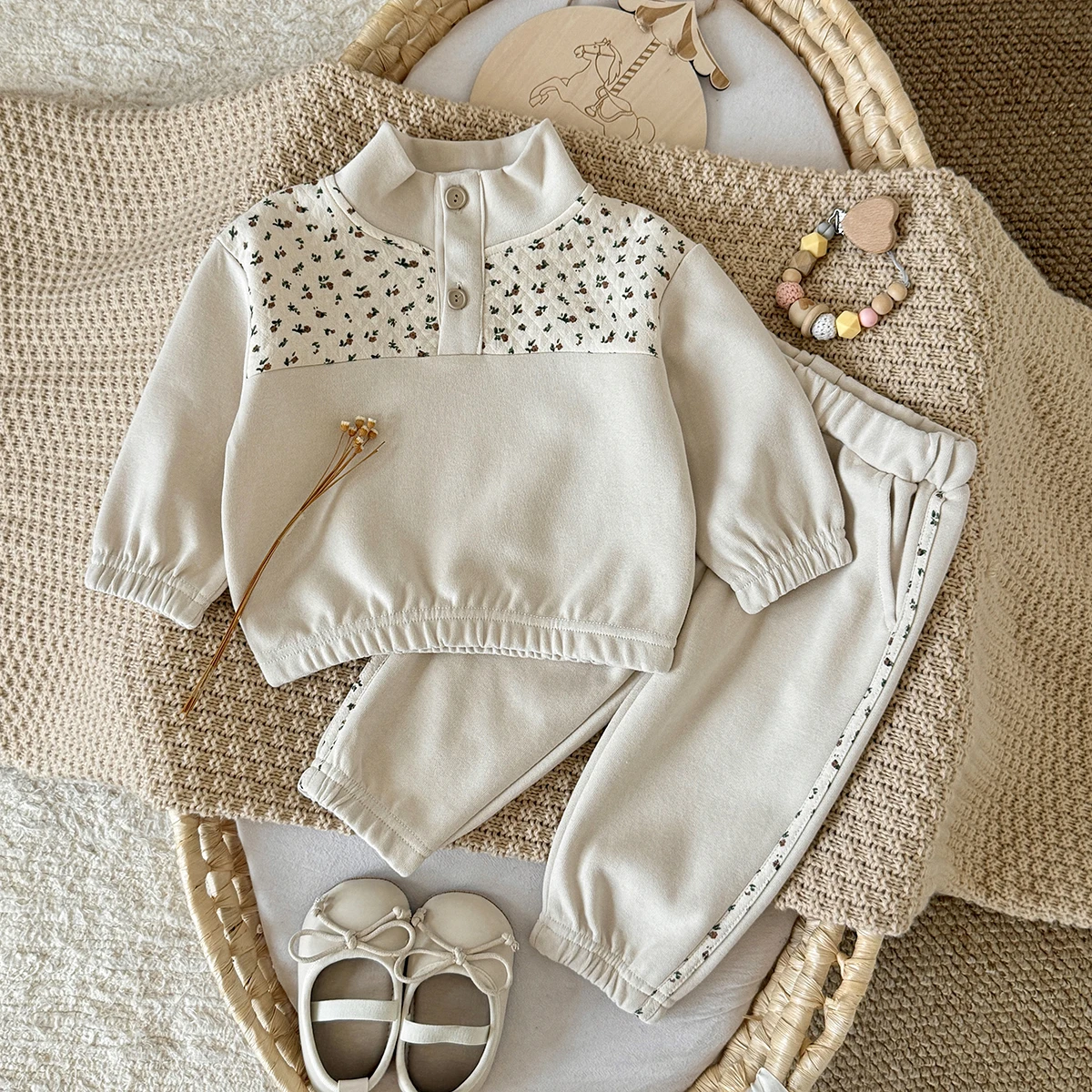 Frühlings-Herbst-Baby-Set im koreanischen Stil mit Blumenmuster und Stehkragen, strukturiertes, gestepptes Oberteil und lange Hose mit Bündchen für Kleinkinder
