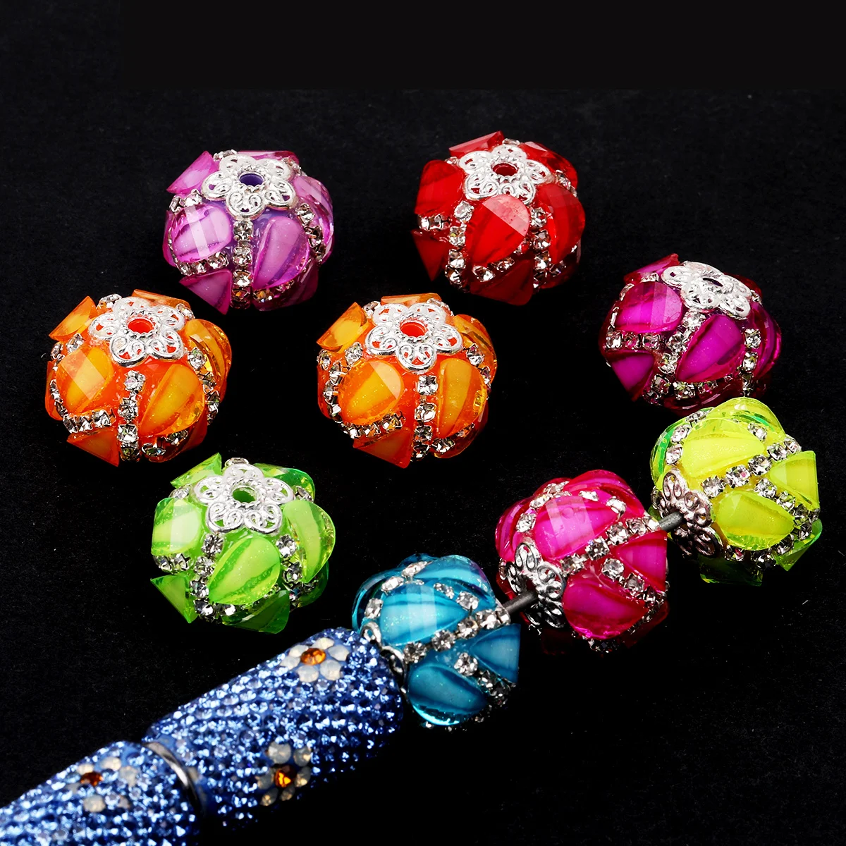 Perles acryliques incrustées de strass de couleur aléatoire, perles rondes à facettes néon de 21mm, perles d'espacement multicolores scintillantes, 4/8 pièces