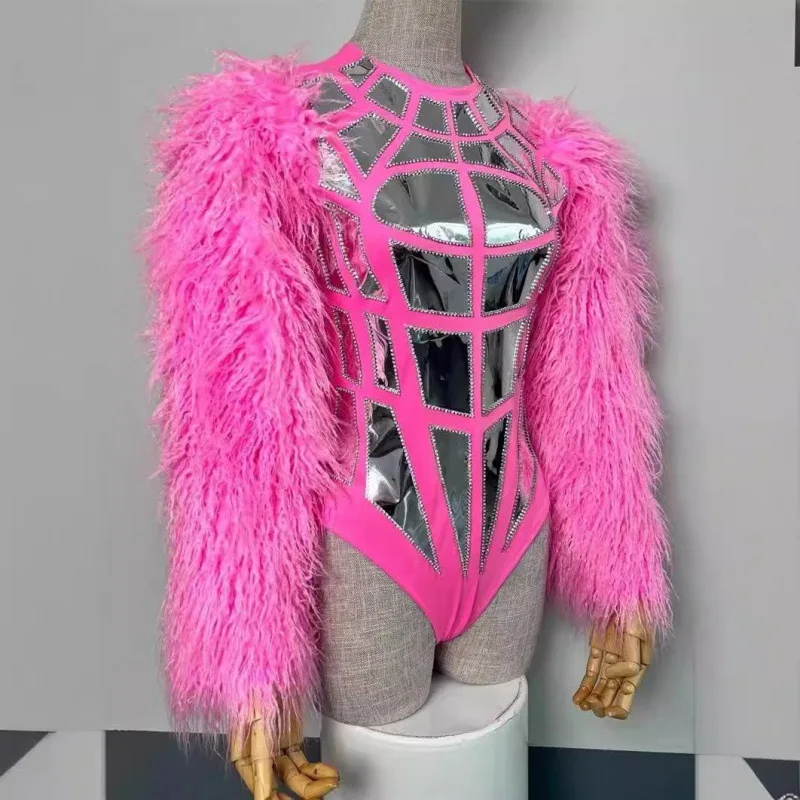 2025 Abiti da spettacolo per bar e discoteca Abiti da performance sul palco alla moda e sottili in pelle lucida con giunture grandi e soffici rosa