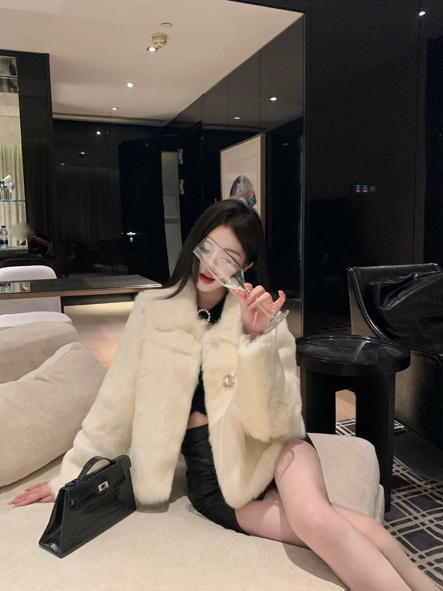 

Luna New 25 Rabbit Fur Coat Collar up Luxury Lightweight Jaet for Women Straight Cut Long Sve ort Length No Hat Incl...