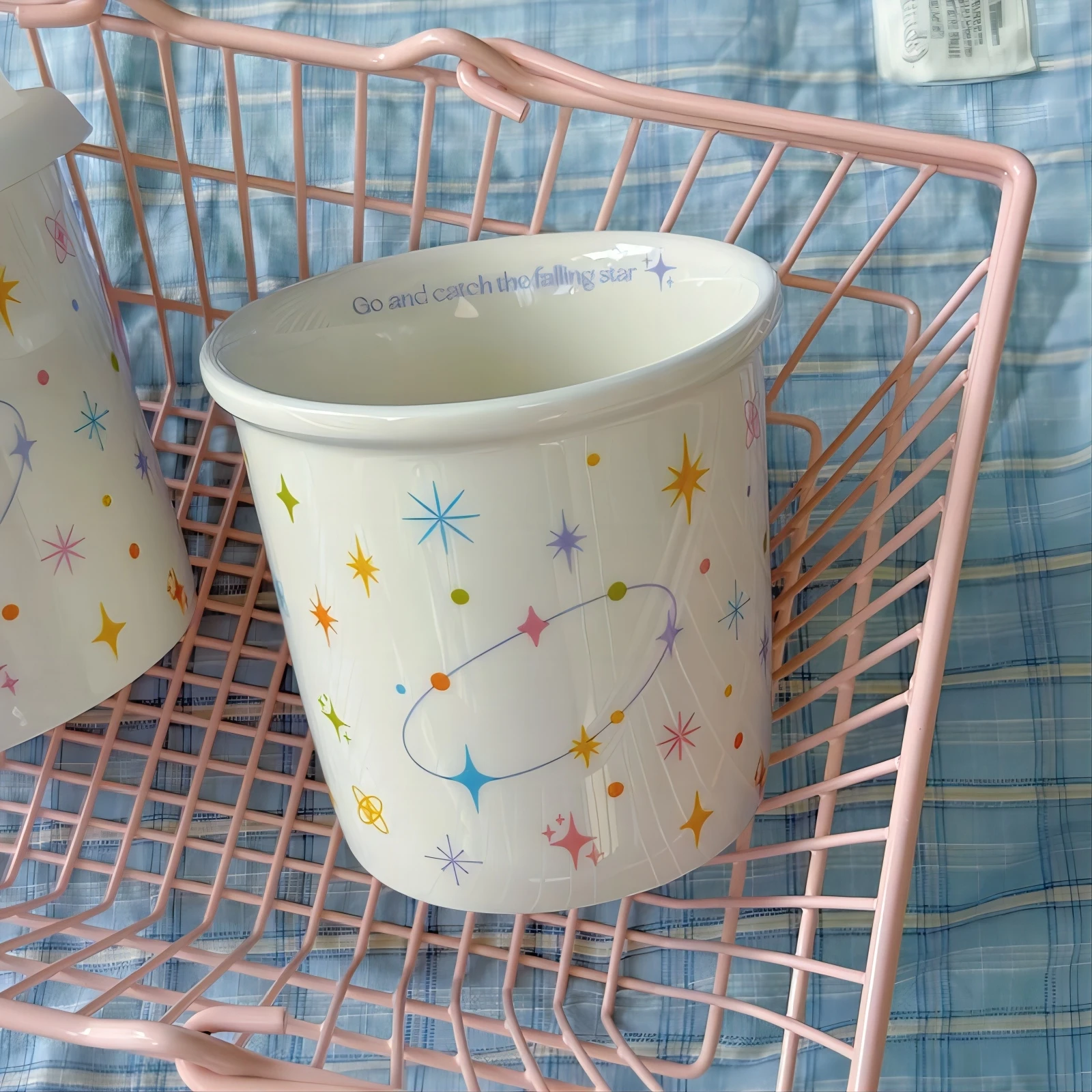 Tasse à café en céramique avec visage souriant à pois colorés