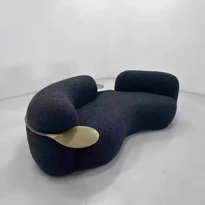 Crèmekleurige, creatieve, gebogen bank, licht luxe Italiaans erwtontwerp voor kleine appartementen, woonkamers, kledingwinkels, schoonheidssalons en hotels.