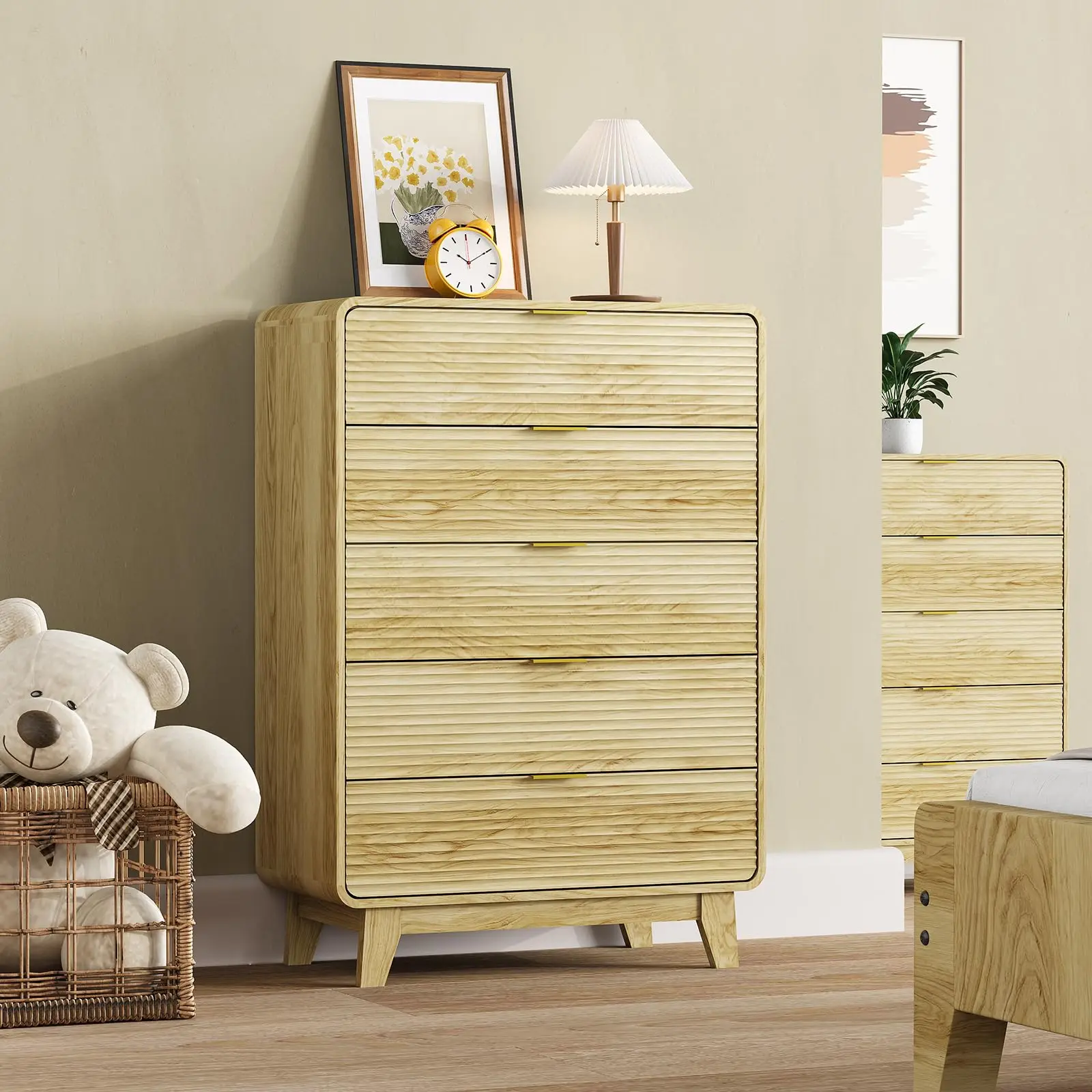 Geriffelte Kommode mit 5 Schubladen, 117 cm hohe Holzkommode mit goldenen Metallgriffen, geschwungenes Profildesign, moderner Holz-Aufbewahrungsschrank mit soliden Füßen für Wohnzimmer, Schlafzimmer,