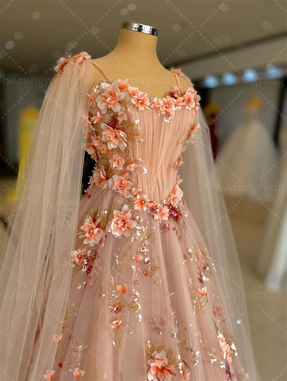 Abito da cerimonia nuziale da principessa in pizzo floreale 3D con spalline radiantes su misura Abito da sera lungo fino al pavimento senza schienale con strascico