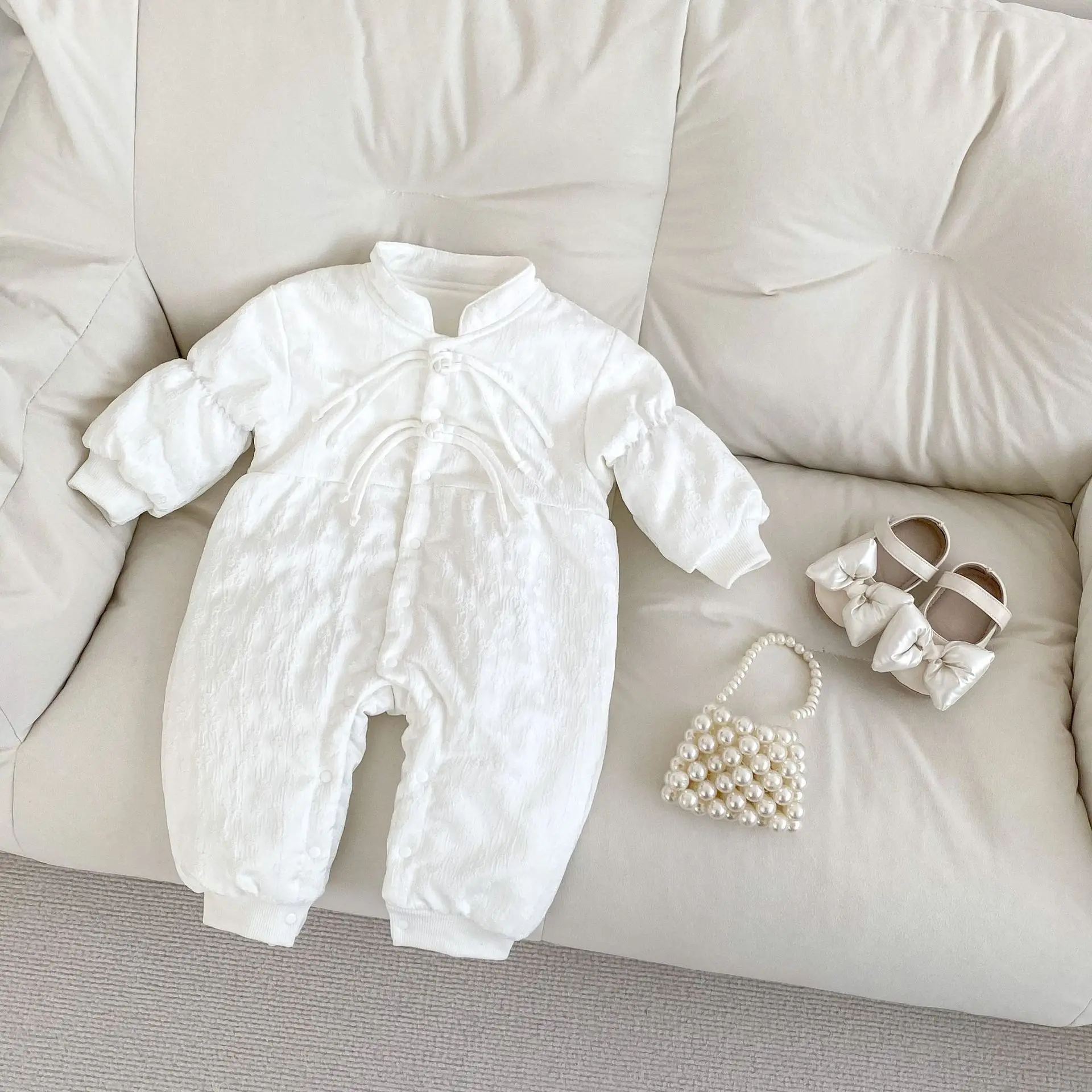 

Зимняя одежда для девочек 0-2 лет: теплый вельветовый комбинезон однотонного цвета, жаккардовый воротник-стойка с хлопковой подкладкой.