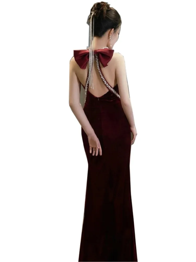 ชุดเดรสกำมะหยี่ทรงหางปลาสีแดงหรูหราเบาๆ สำหรับงานเลี้ยง