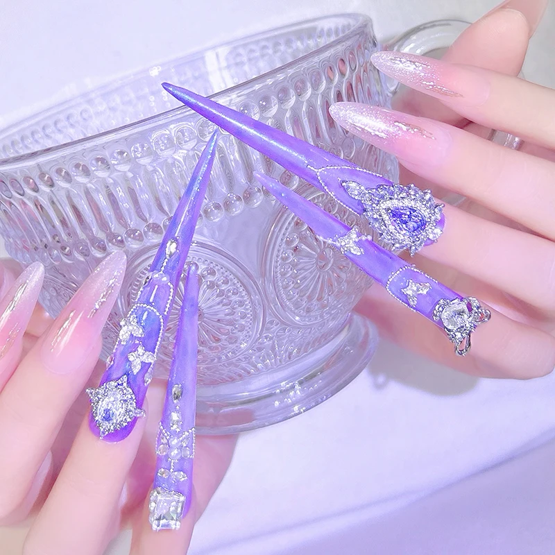 เล็บปลอมแบบกดติดลายพระราชวัง 14 ชิ้น (4 ชิ้นยาว + 10 ชิ้นสั้น) สีม่วง ประดับด้วยพลอยและคริสตัลหรูหรา รูปทรงสติลเล็ตโต้ยาว ดีไซน์สวยหรู