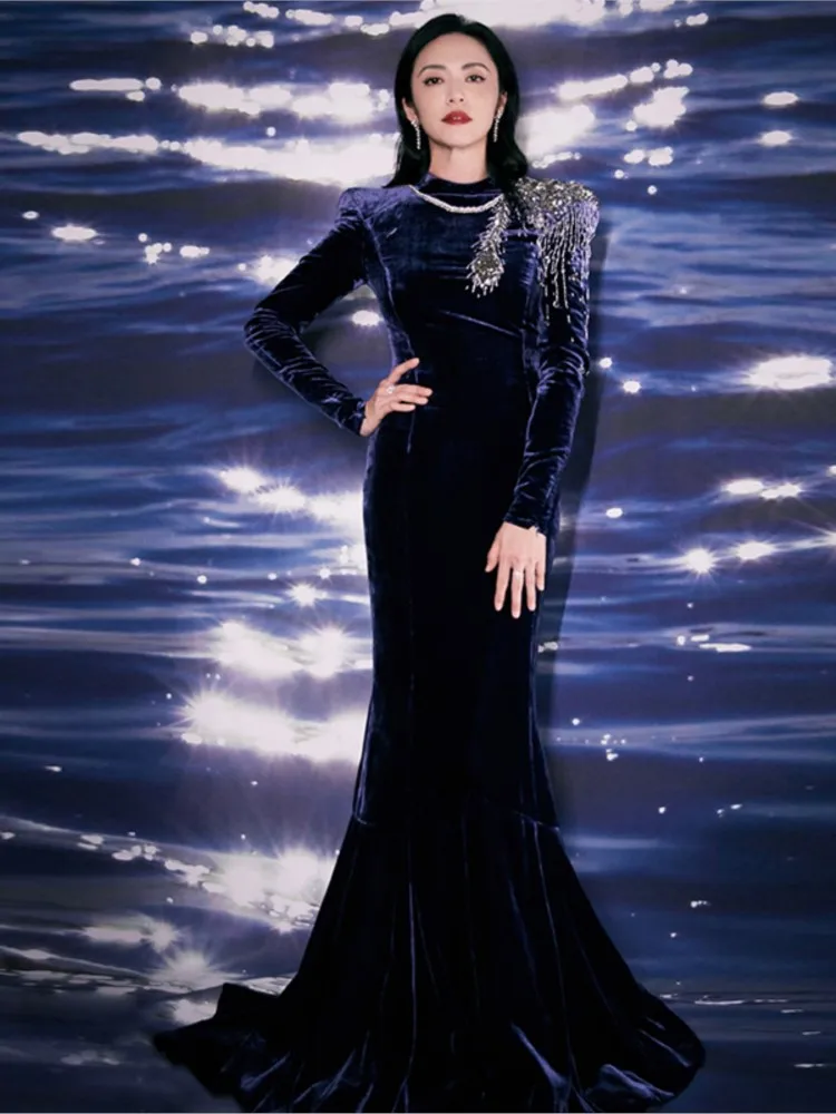 สไตล์โอต์กูตูร์ใหม่มีความหรูหราและสง่างามพร้อมชุดเดรสหางปลายาวสําหรับพิธีกร