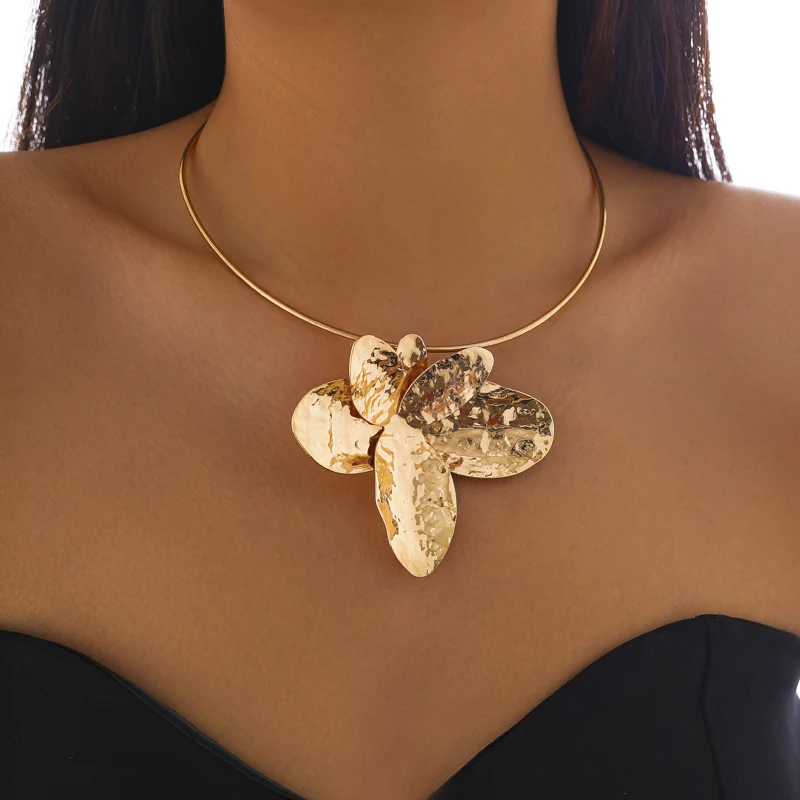 Salircon Exaggerated Irregular Metal Large Flower Petal Collar Necklace for Women Trend Vintage Gold Color Choker Punk Jewelry