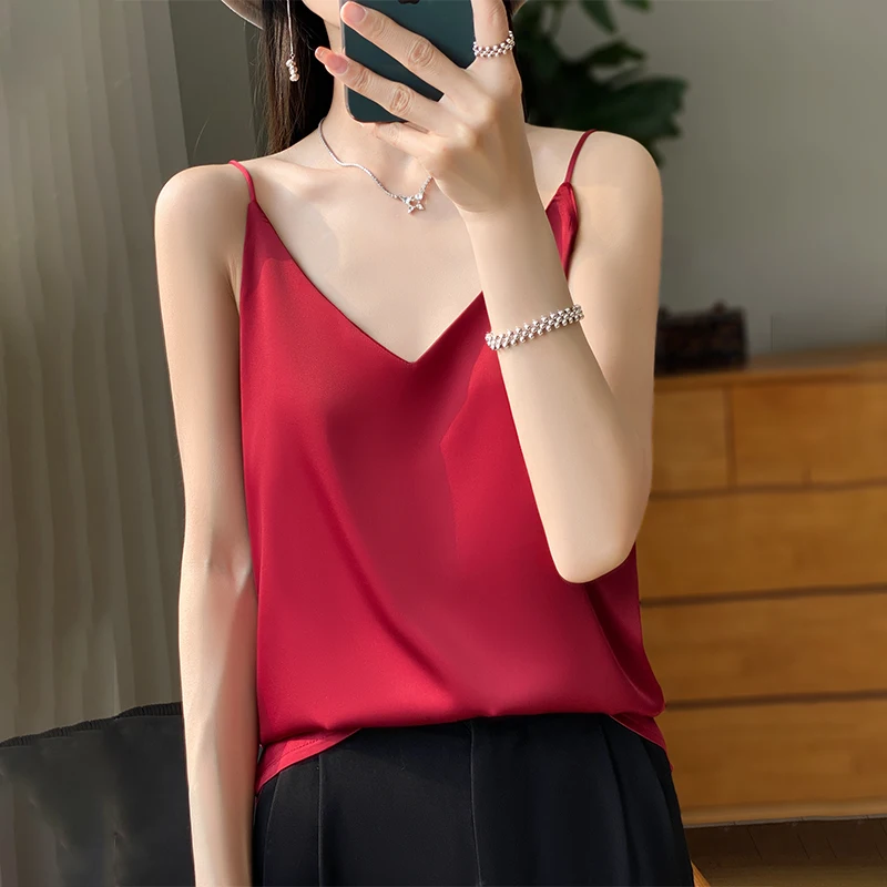 Silk V-neck Sleeveless Top Slimming and Versatile, Simple and Elegant. New Style for Early Spring and Summer.