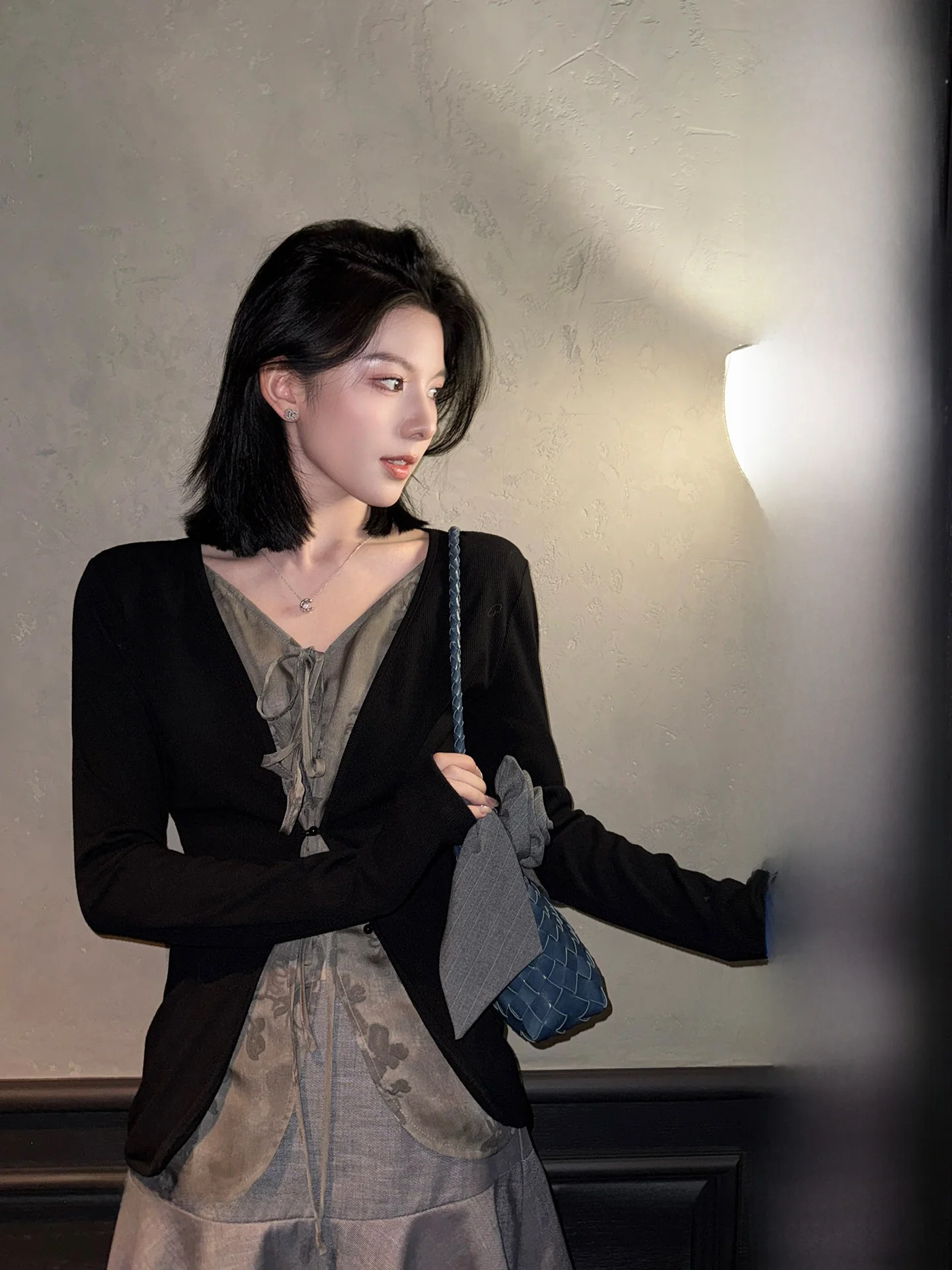 

Женский топ Ele Slimming Bla с длинным рукавом, уникальный корейский дизайн, имитация двухслойности, V-образный вырез, весенняя футболка