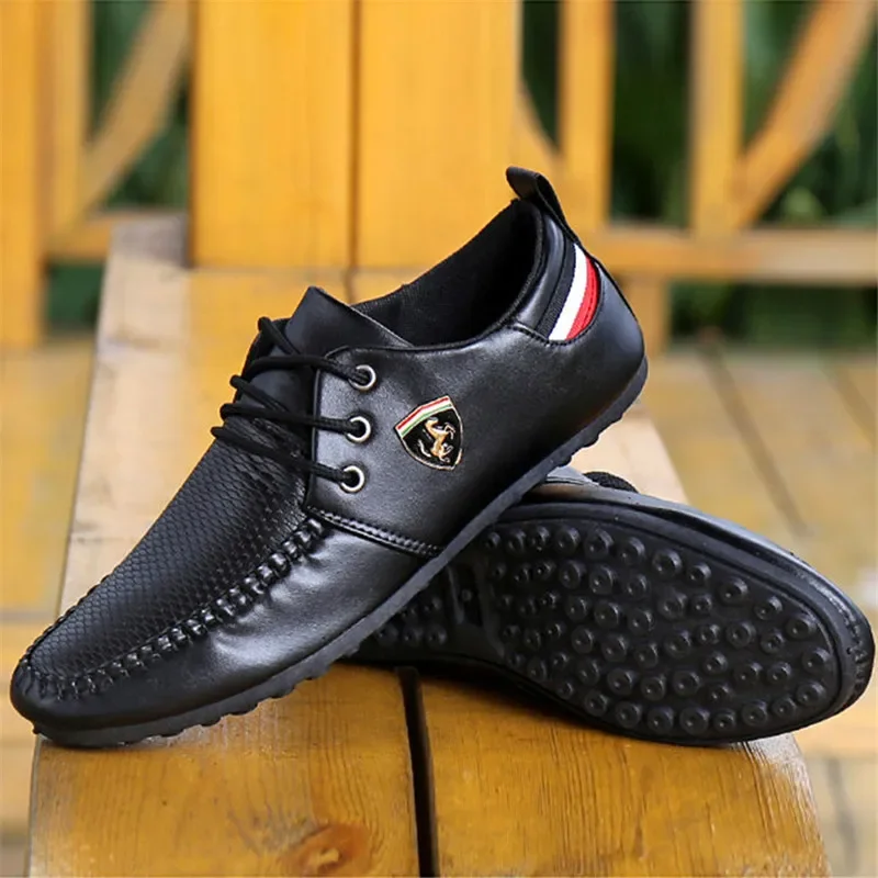 2024 Fashion Lace Up Soft Flats Driving Shoes White Black Peas Shoes Hot Men scarpe Casual Brand Sneakers da uomo britanniche traspiranti