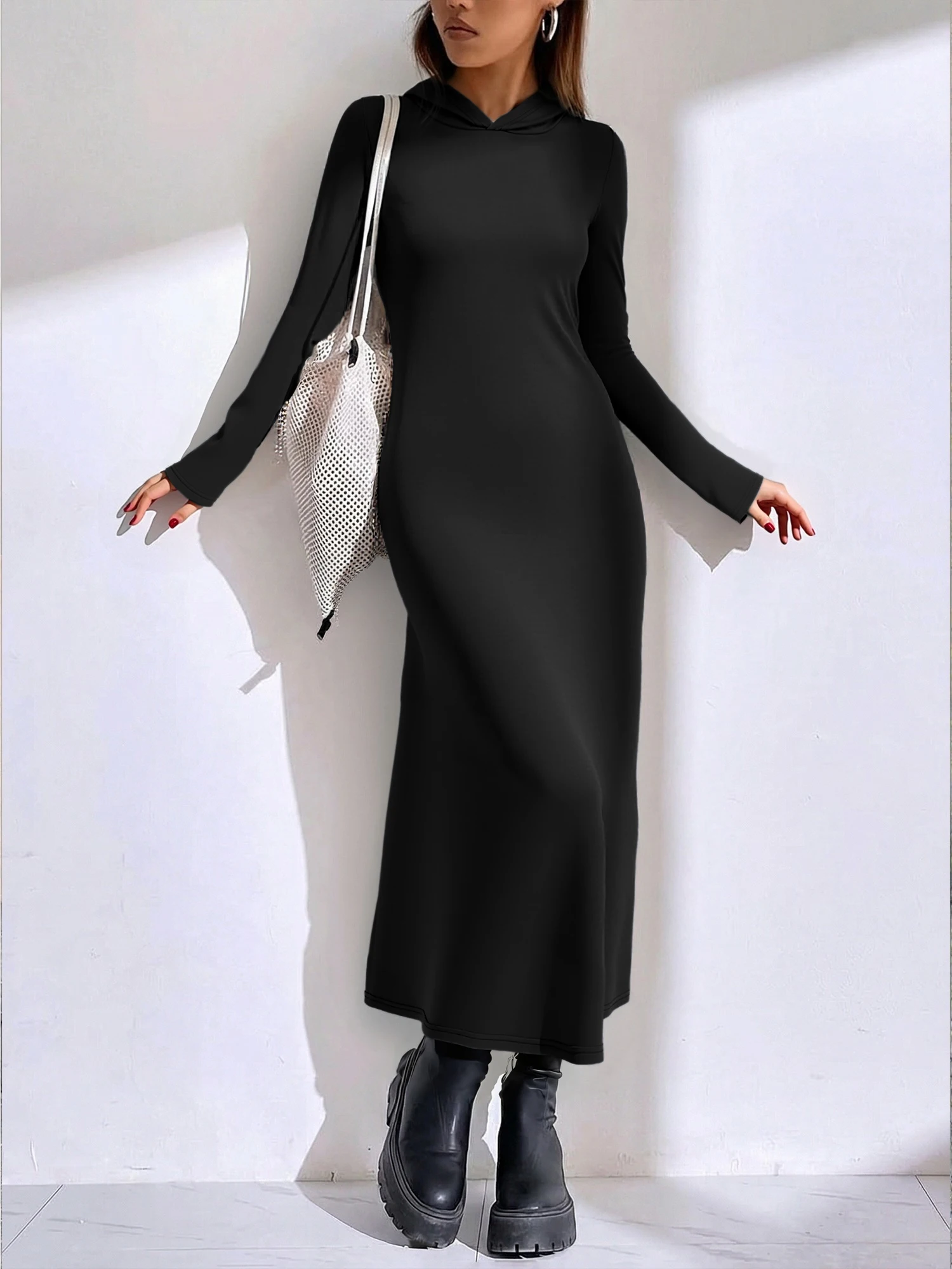 Robe longue à capuche tendance et flatteuse pour les séances photo d'influenceuses