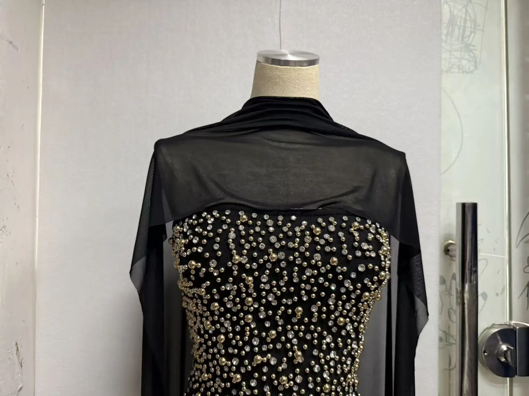 Robe châle longue de luxe à perles pour femmes, élégante, tricotée, de haute qualité, à bandes noires, robe de soirée, de bal d'anniversaire, de Gala