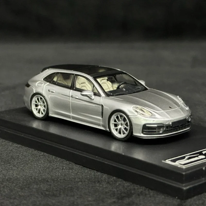 

RM 1:64 Scale Panamera Station Wagon Alloy Model Car Red Color Collectible Vehicle