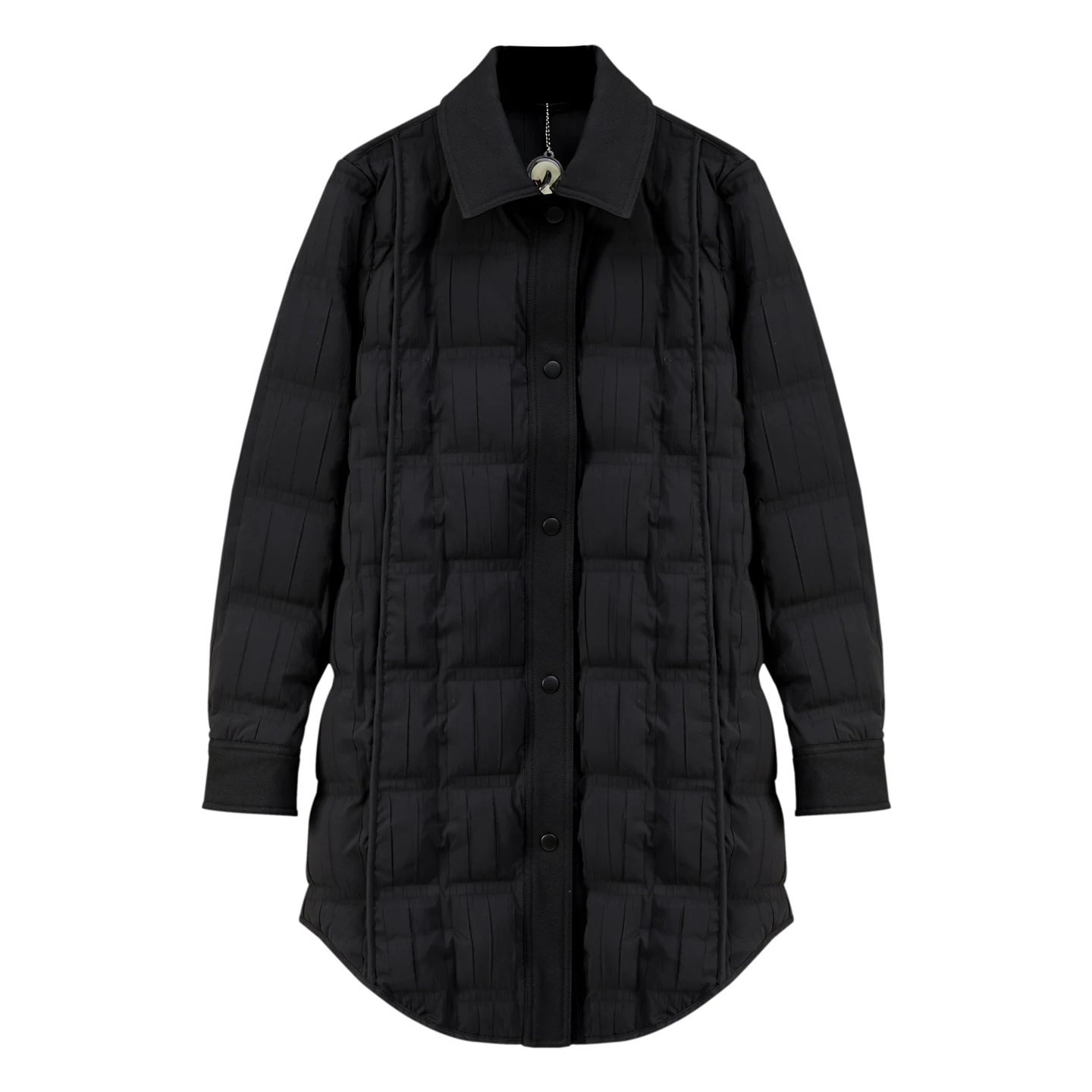 Un piumino da donna di media lunghezza di un marchio internazionale con colletto POLO, con coste corte e sottili per il calore invernale