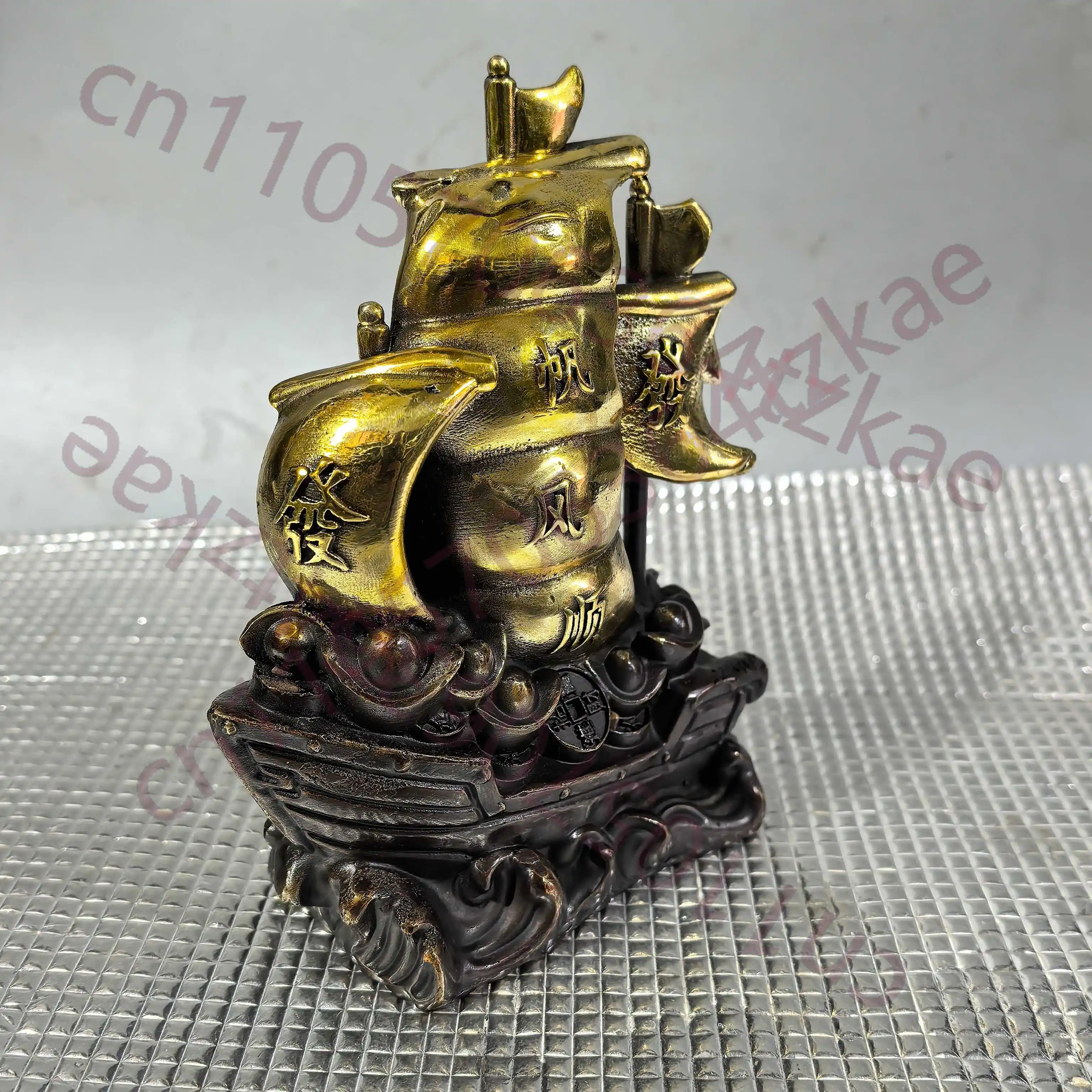 

Китайская народная коллекция: позолоченный медный орнамент в виде парусной лодки с гладким изображением парусника для коллекционирования, ручная работа.