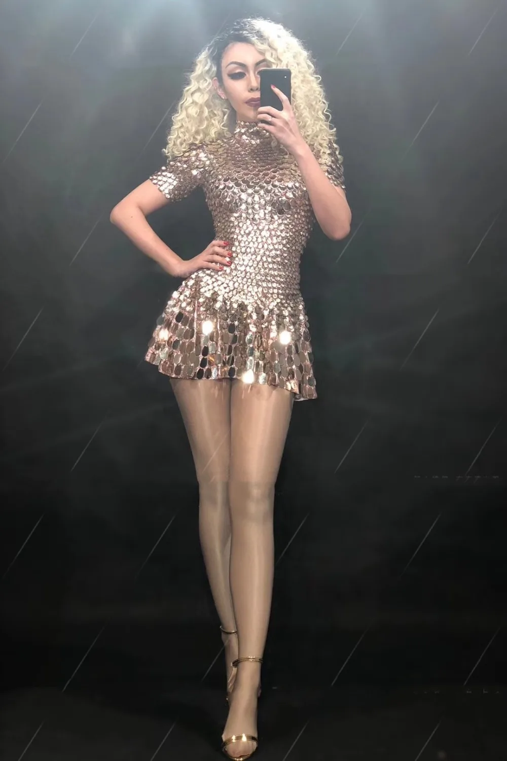 ชุดมินิเดรสปักเลื่อมวิบวับสวยงาม ชุดบอดี้สูทประดับคริสตัลสำหรับงานเฉลิมฉลอง ชุดเดรสสีเงินสำหรับงานวันเกิด ชุดเลโอตาร์ดเซ็กซี่สำหรับออกงานกลางคืน