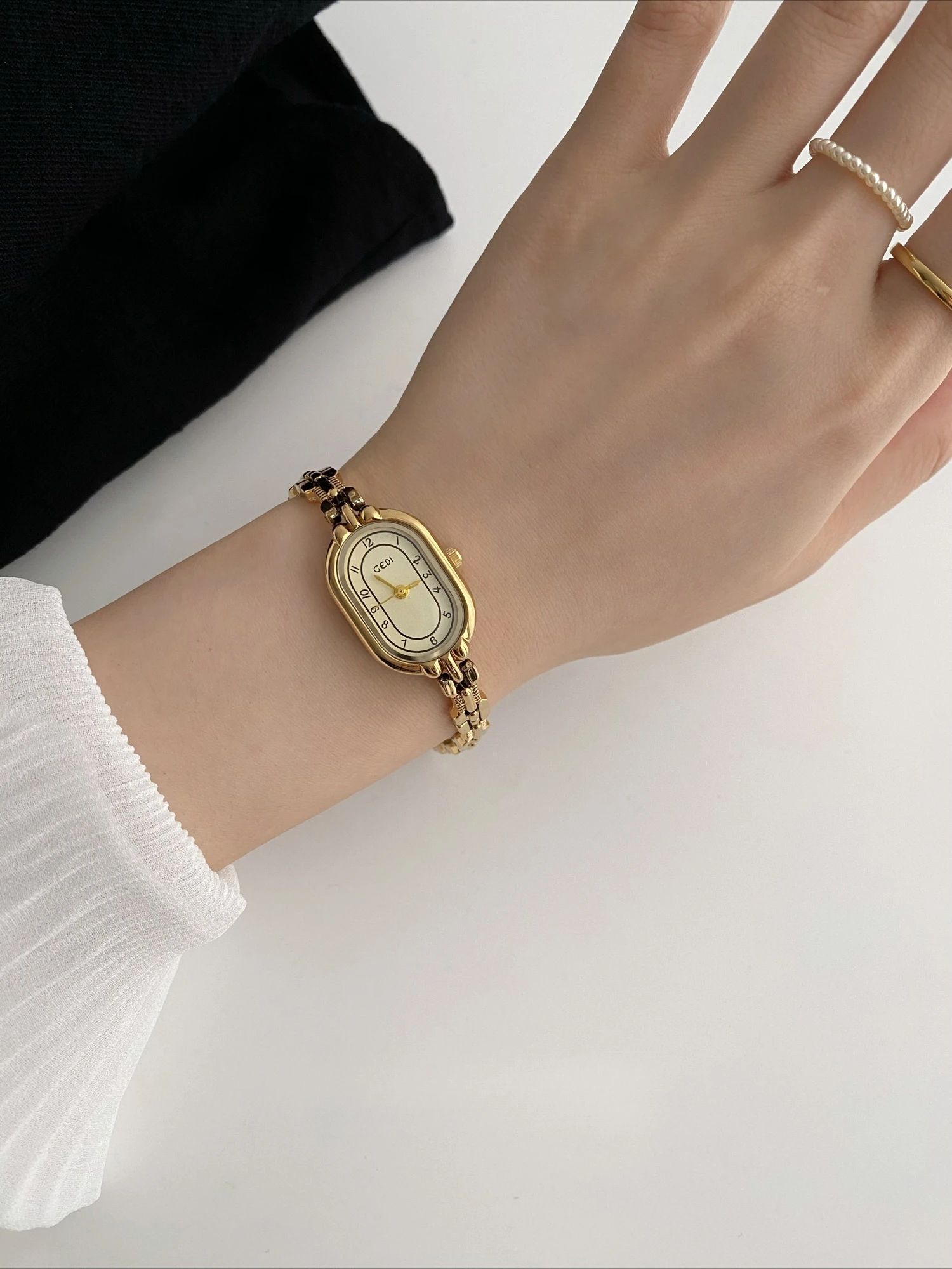 ساعة نسائية أنيقة، ساعة كوارتز عصرية رائعة وأنيقة جديدة مطلية بالذهب على الطراز العتيق. #3