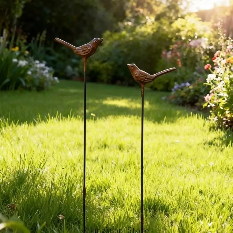 Vogel-Gartenpfähle, Set mit 2 Rasenkantenstücken aus Eisen mit gealterter brauner Oberfläche für Töpfe, Blumenreihen und – Detail 3