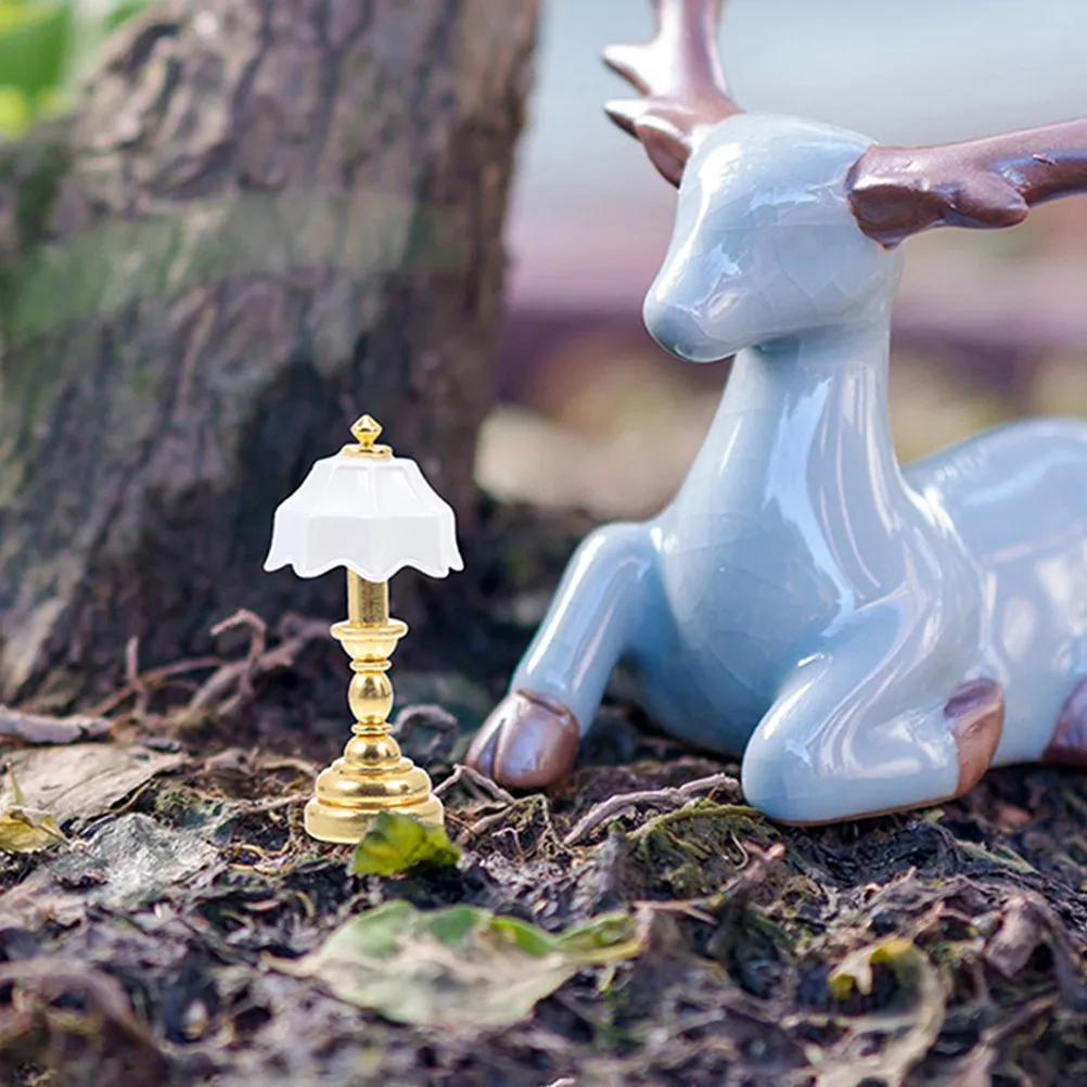 

Набор из 4 миниатюрных ламп: винтажные железные светильники для декора спальни, гостиной, ландшафта, прикроватные лампы для кукольного домика