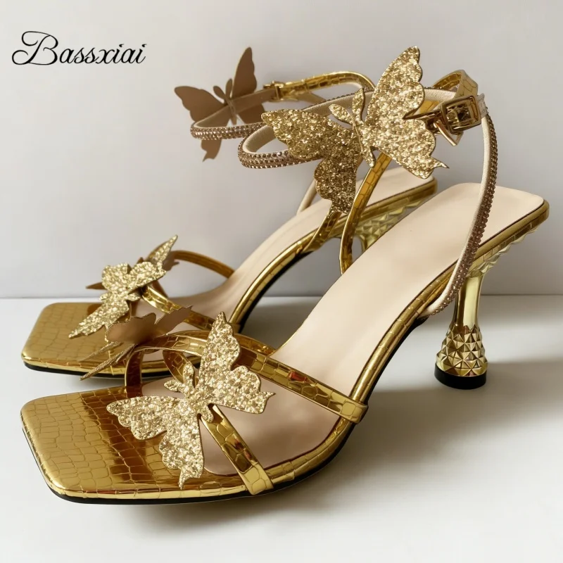 

Яркие сандалии с пайетками и бабочками, современные женские туфли с необычным каблуком, узким ремешком и ремешком на щиколотке, летняя обувь