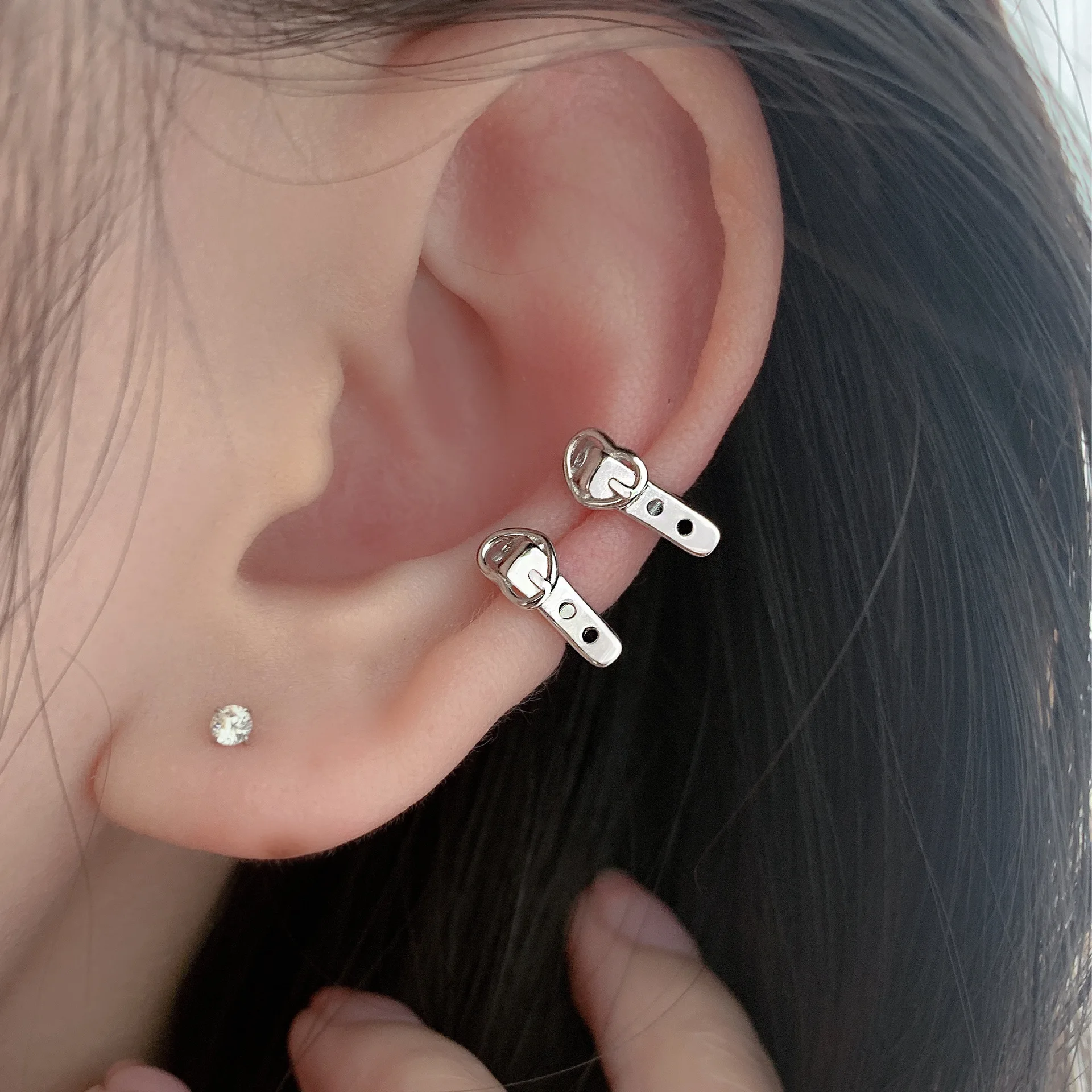 Silver-plated 925 ear clips with hearts for women, high-end style, suitable for students with no ear piercings, ear barb clamps