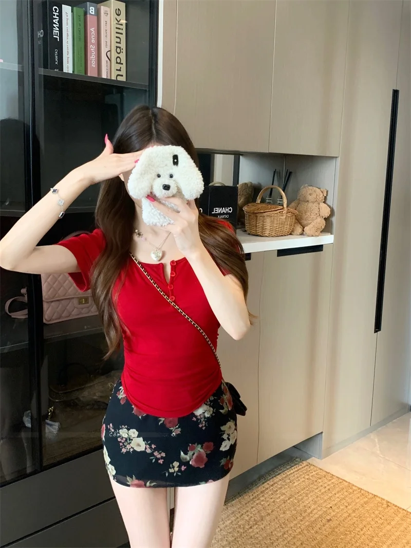 تي شيرت نسائي صيفي كوري أنيق بياقة مفتوحة، تصميم فريد وجميل للغاية، يبرز الخصر ويمنح مظهراً نحيفاً، باللون الأحمر...