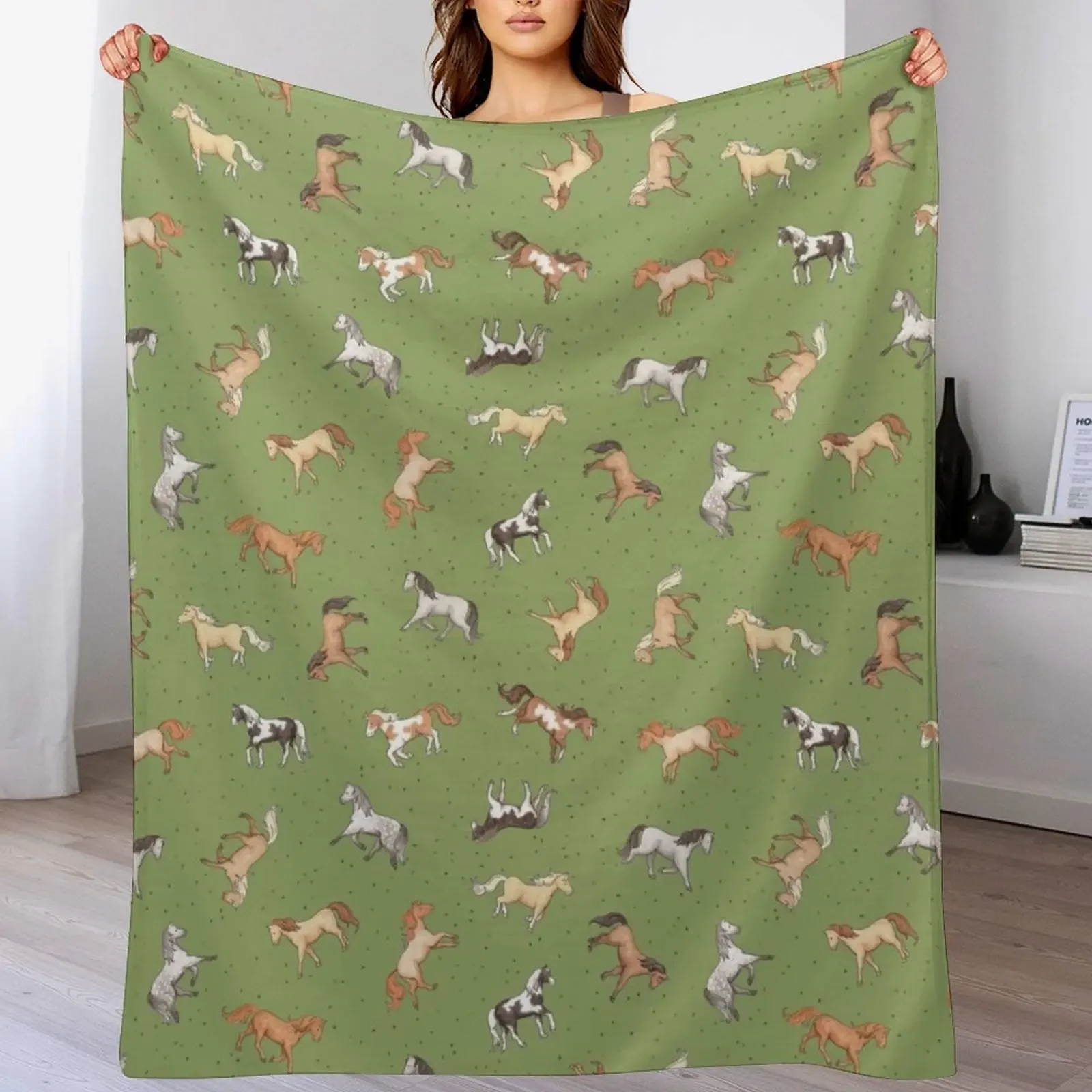 Manta con estampado de caballos dispersos sobre un patrón verde oliva, manta acogedora de microfibra para el hogar y el dormitorio