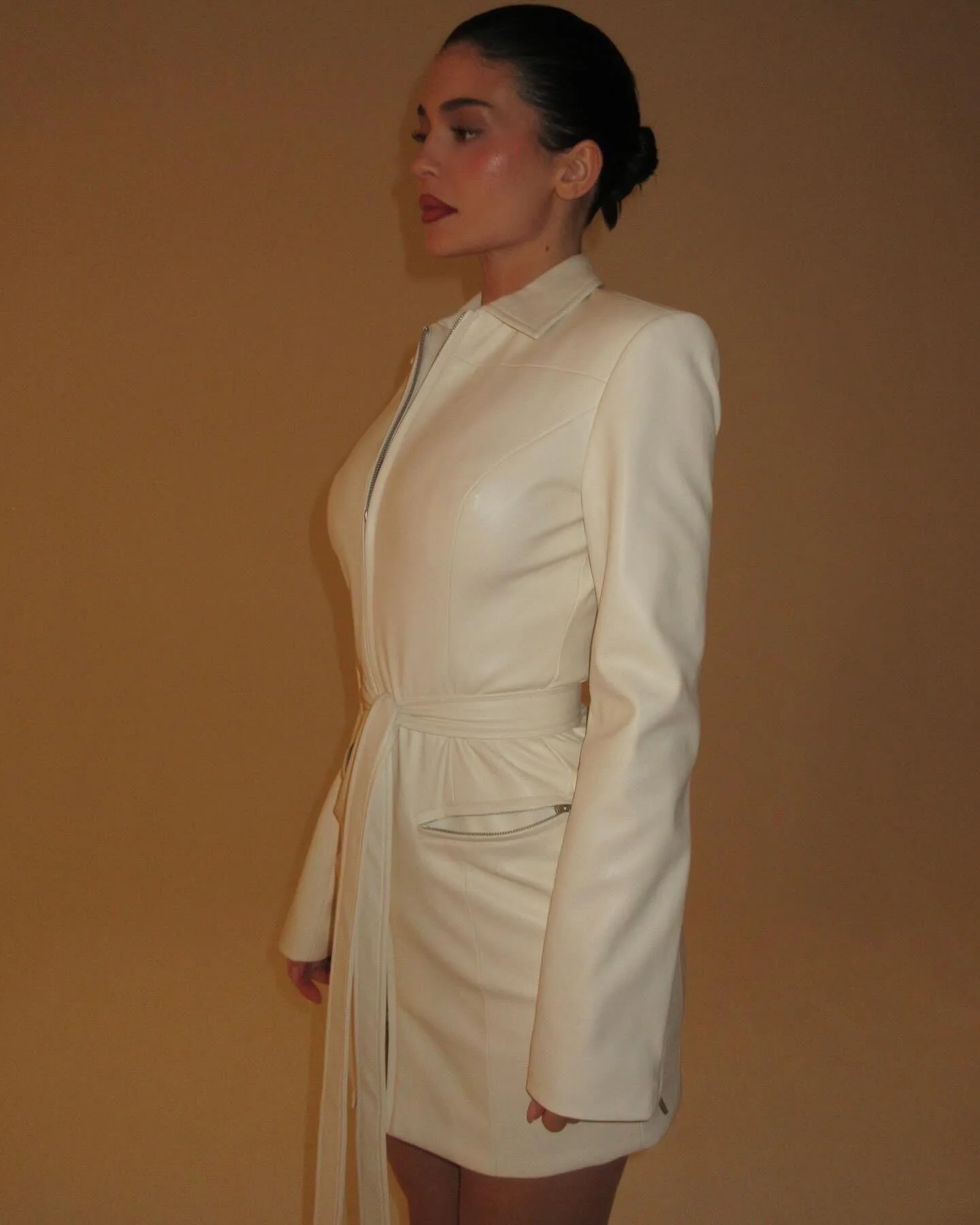 Kylie в одном стиле KHY, тонкая короткая юбка из искусственной кожи с двойной молнией и воротником-стойкой, костюм с галстуком, женское платье