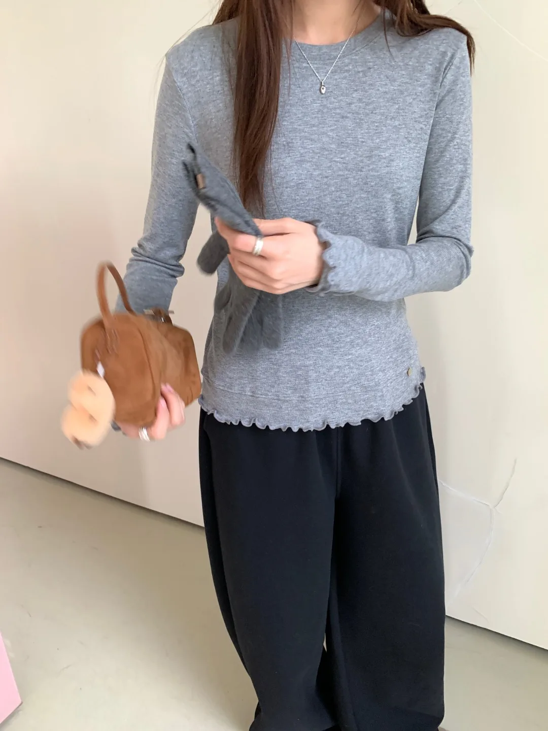 

Осенне-зимняя женская повседневная однотонная облегающая футболка с круглым вырезом и длинными рукавами с грибовидными краями