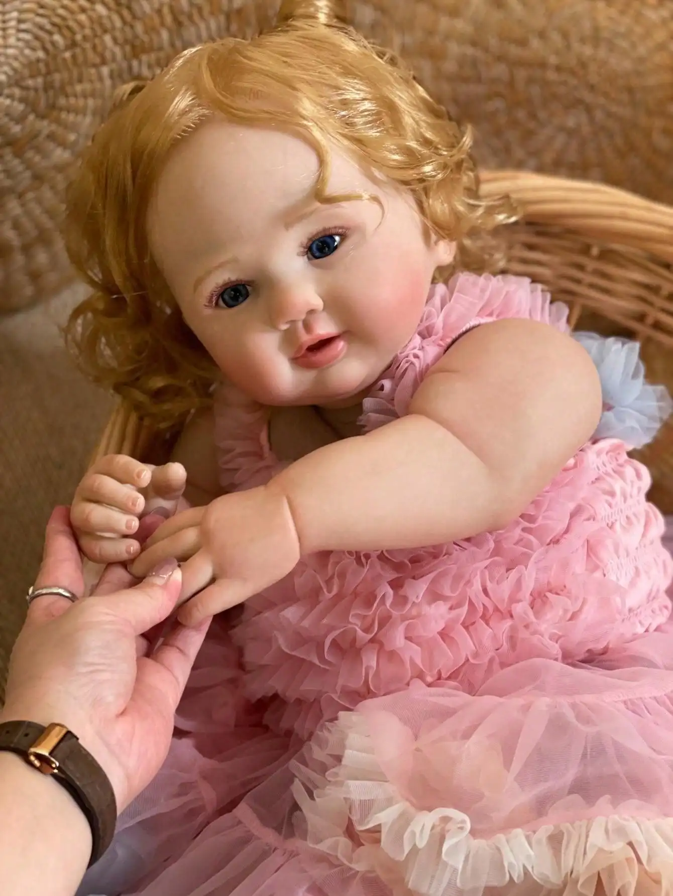 Bambola rinata grande da 25-26 pollici Romae |   Corpo in tessuto coccoloso |   Artista dipinto con tocco morbido e realistico |   Articolo da collezione