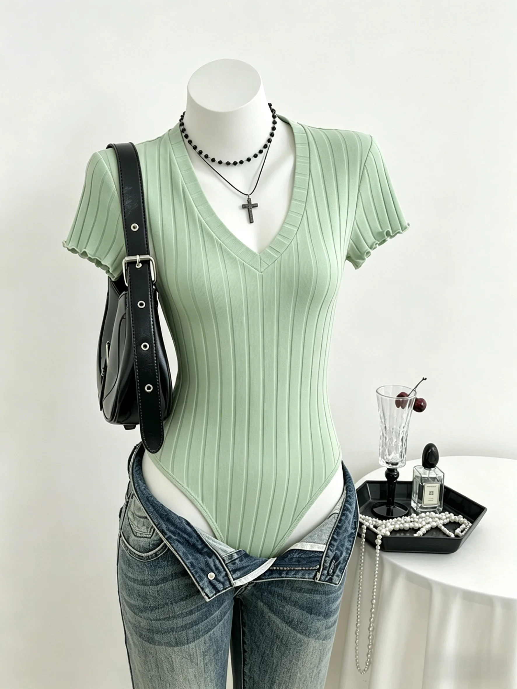 Damen gerippter V-Ausschnitt Kurzarm-Body mit Rüschenärmeln, schmal geschnittener, dehnbarer Strick-Jumpsuit, lässiger Mode-Top für Ausgehzwecke. – Detail 11