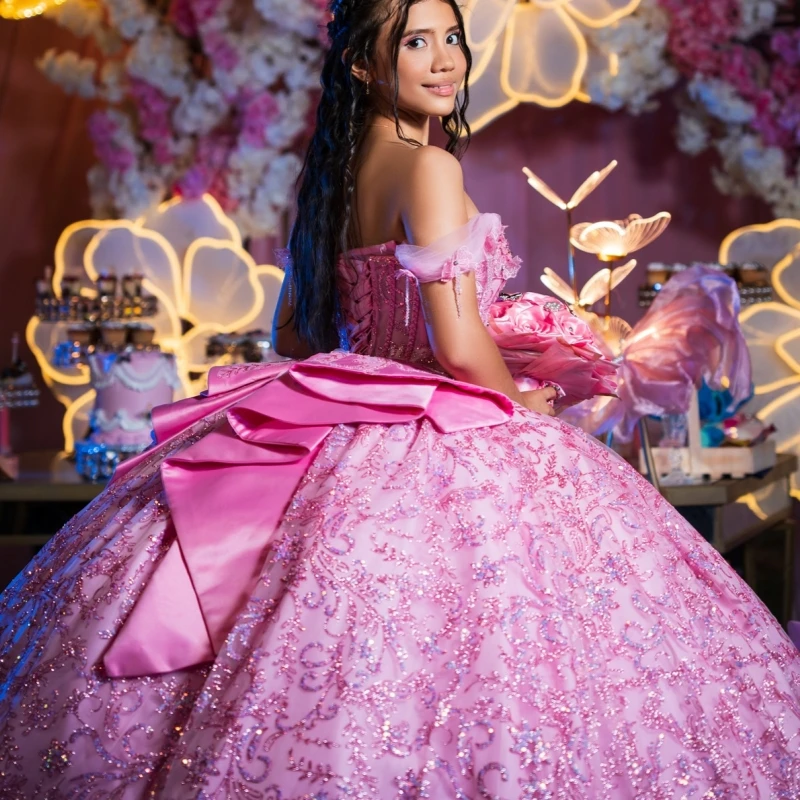 Rosa glänzende Quinceanera-Kleider, Ballkleid, schulterfrei, Pailletten-Applikation, Spitze, Perlenstickerei, Kristallschleife, Korsett, Tüll, Party, Geburtstag