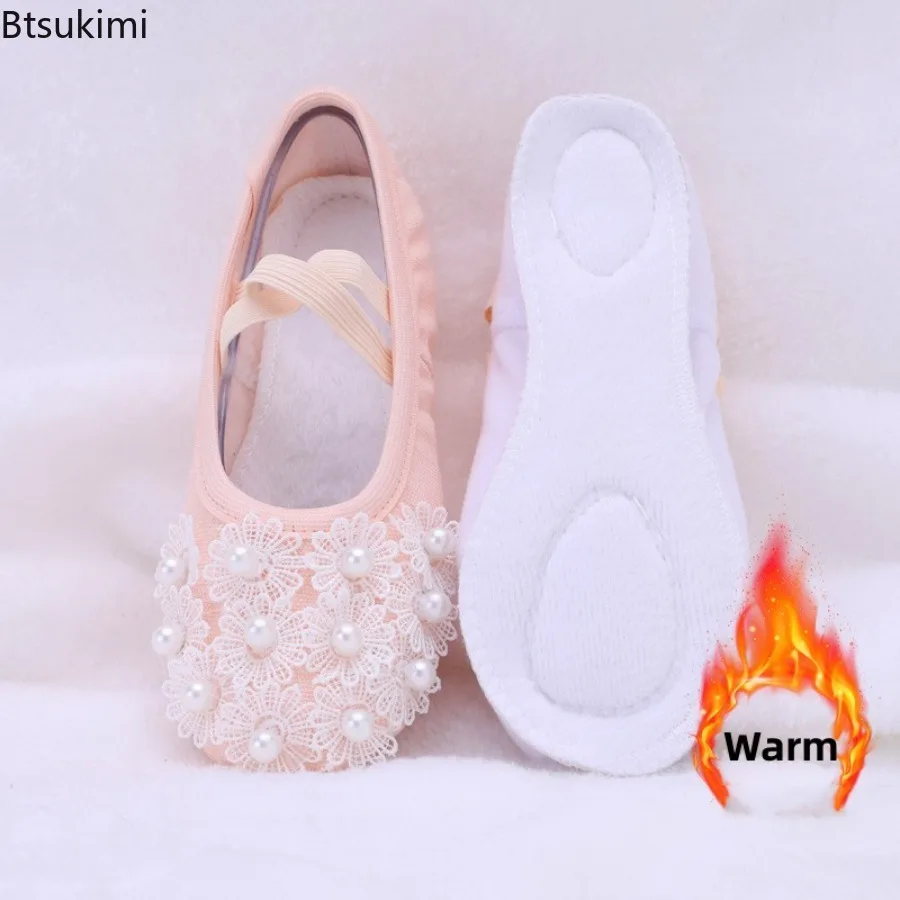 Nowe buty baletowe dla dziewczynek na rok 2025, sznurowane, z kwiatami, perłami, okrągłym noskiem, miękką podeszwą, do ćwiczeń, urocze buty do występów scenicznych.
