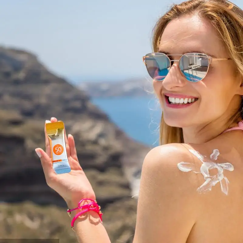 Facial Sunscreens Mini Sunscreen Travel Size Waterproof And Sweatproof SPF50+ Face Moisturizing Sunscreens Sun Screen Protector