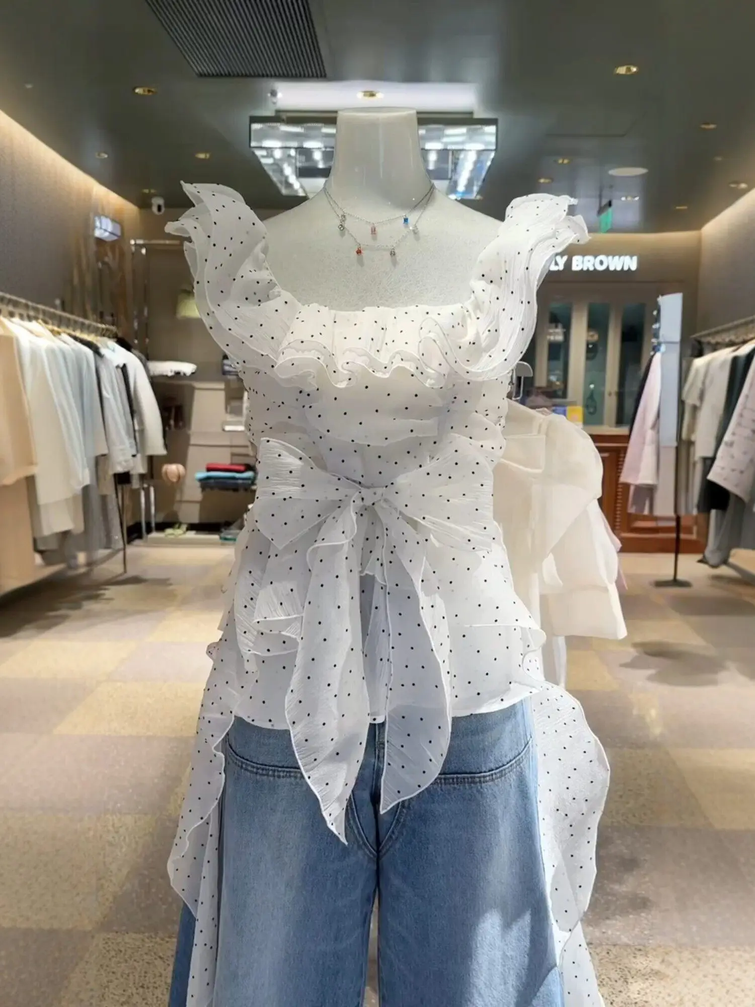 

Женская блузка Sweet Style с белым принтом в горошек, рукавами-воланами, асимметричным дизайном, завязками на талии и рукавами-крылышками для весны/лета, для прогулок по городу
