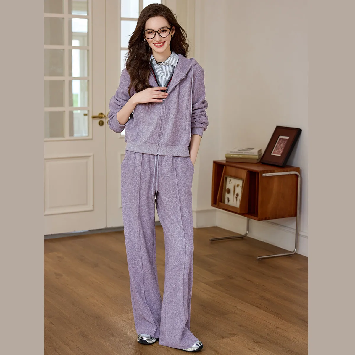 طقم LOUIS YAO مبطن بالصوف سميك غير رسمي مكون من قطعتين لخريف وشتاء 2025 سترة بقلنسوة مستوحاة من الرياضات وسراويل مستقيمة الساق #2