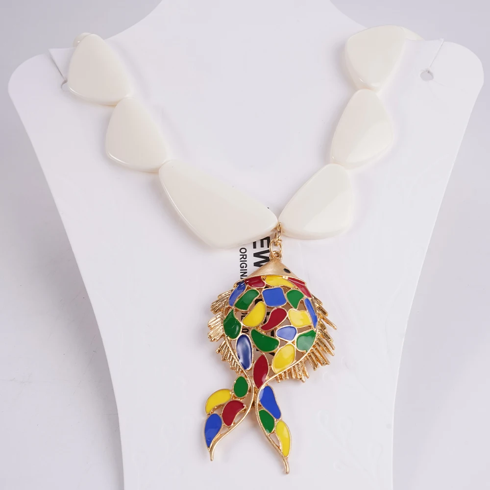 

Fish Pendant Necklace With White Irregular Geometric Resin Chain Charm For Women In Spring And Autumn Beach Vacation Style