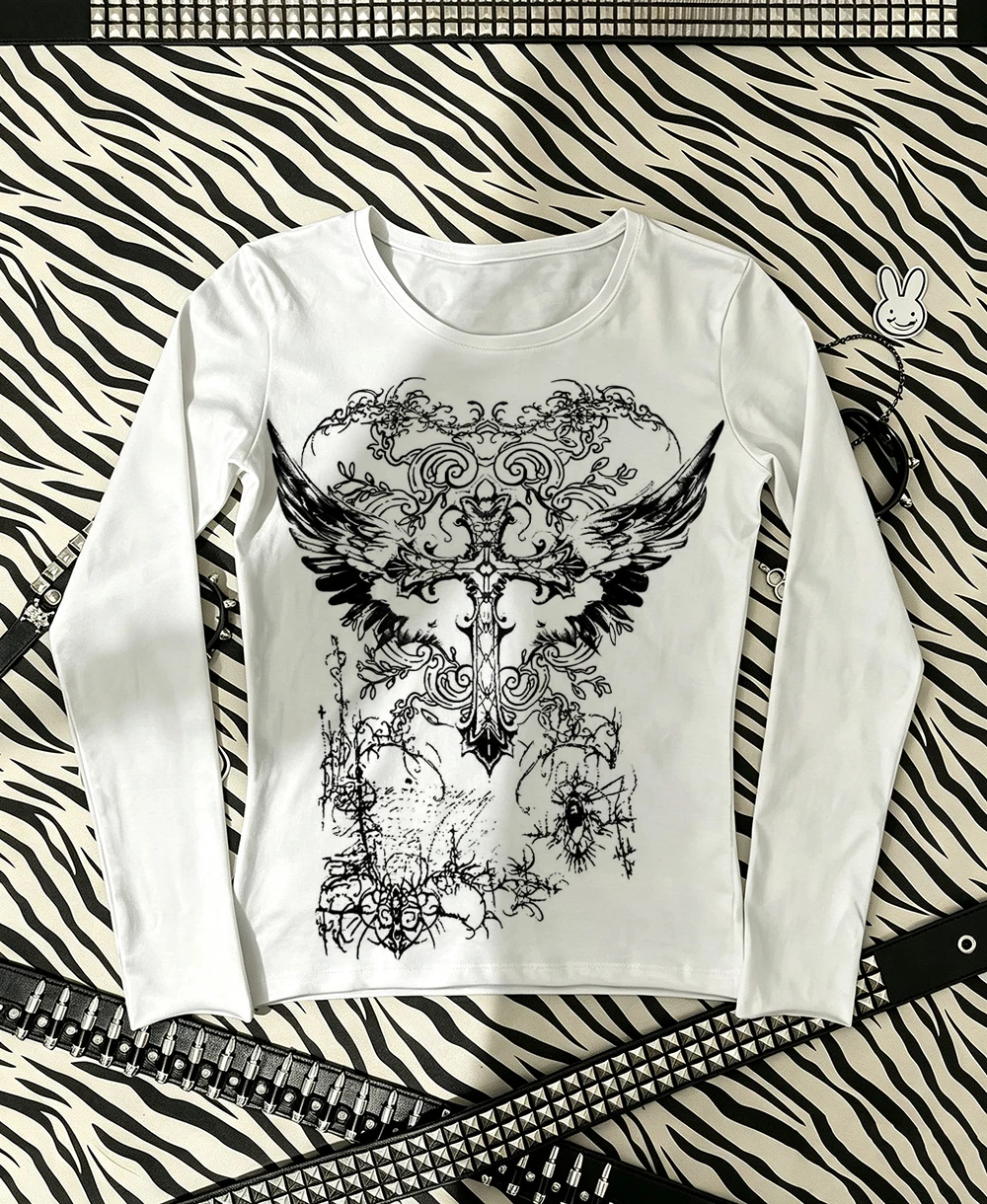 Dunkles Grunge-Damen-Langarm-T-Shirt mit Gothic-Flügel-Kreuz-Vintage-Muster, Y2K Slim Fit, weißes, kurz geschnittenes Oberteil – Detail 1