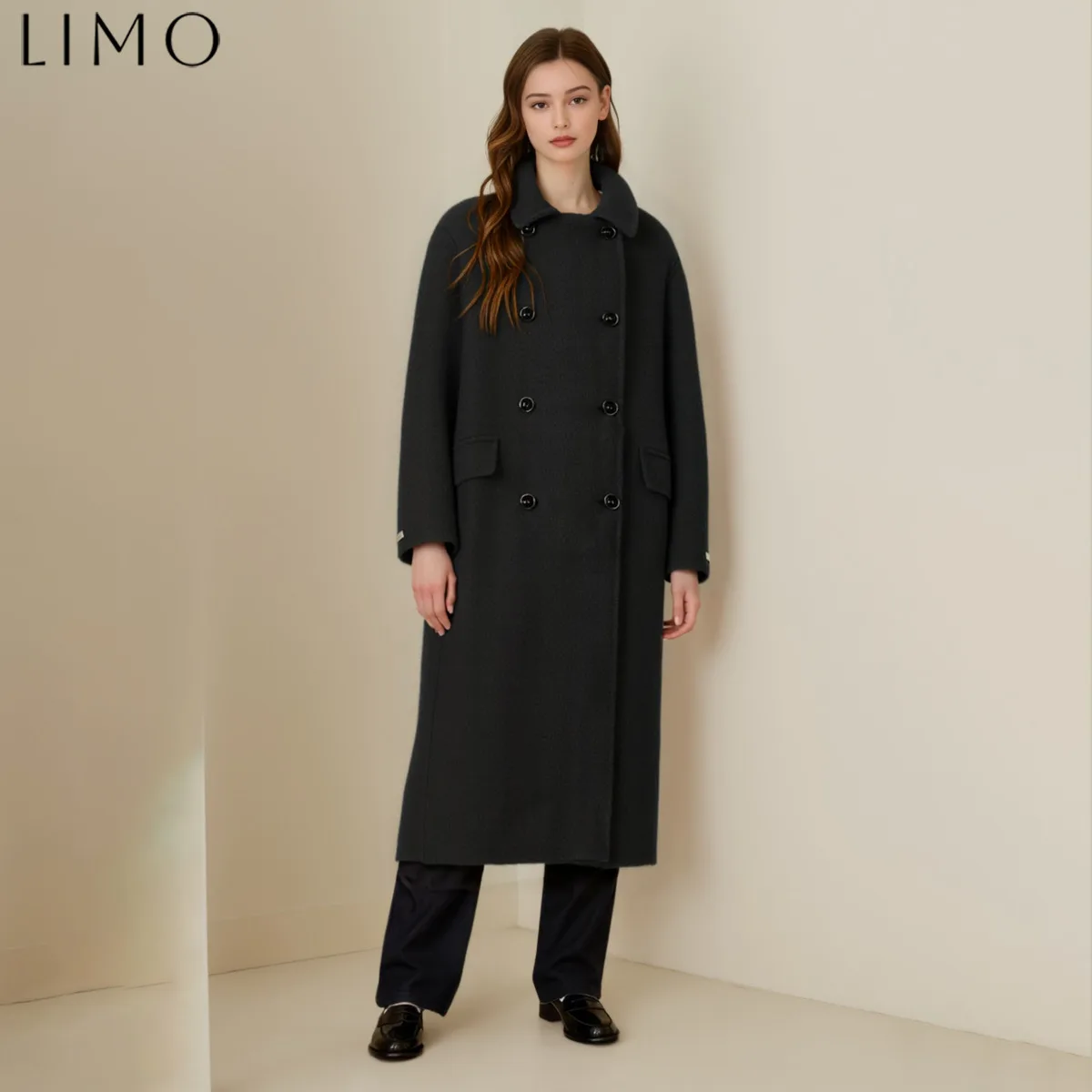 

LIMO This year's new coat is simple and retro, made of wool and cotton. It is suitable for both work commutes and casual wear.